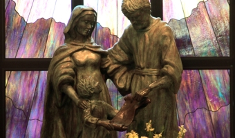 holy_familly_statue_spotlight